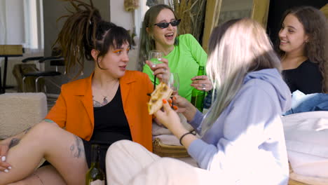 Gruppe-Von-Vier-Freundinnen,-Die-Reden-Und-Lachen,-Während-Sie-Zu-Hause-Pizza-Trinken-Und-Essen