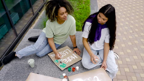 Mujeres-Jóvenes-Terminando-Sus-Pancartas-Con-Pintura-Para-Demostración