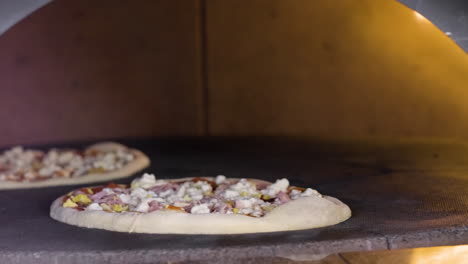 Nahaufnahme-Der-Italienischen-Pizza-Backen-Im-Ofen