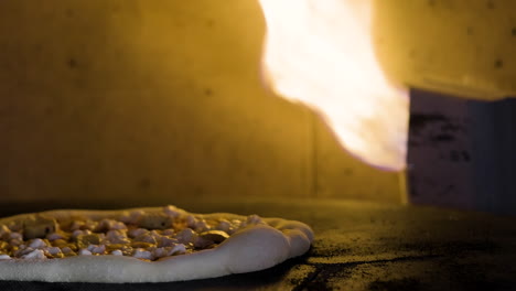 Nahaufnahme-Des-Italienischen-Pizzabackens-Im-Ofen-1