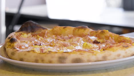 Primer-Plano-De-Una-Deliciosa-Pizza-Recién-Salida-Del-Horno