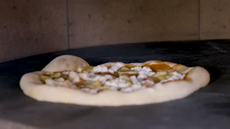 Nahaufnahme-Des-Italienischen-Pizzabackens-Im-Ofen-3