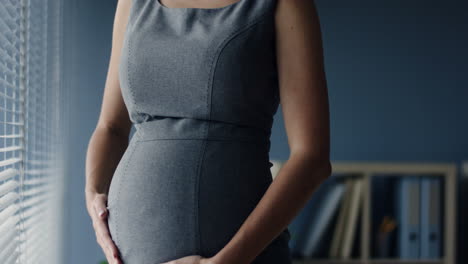 Nahaufnahme-Von-Schwangeren-Geschäftsfrauenhänden,-Die-Ihren-Bauch-Im-Büro-Streicheln