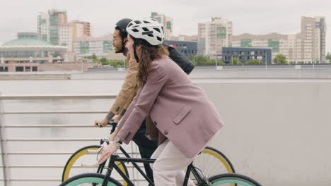 Hombre-Y-Mujer-Americanos-Andando-En-Bicicleta-Y-Hablando-Entre-Ellos-Mientras-Van-Al-Trabajo-1