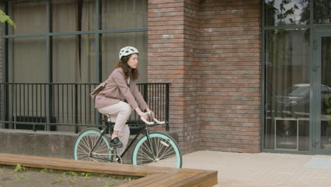 Mujer-Joven-En-Ropa-Formal-Que-Va-A-Trabajar-En-Bicicleta
