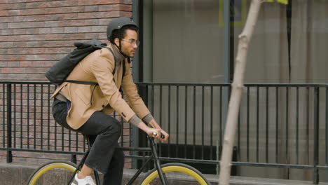 Joven-Americano-Vestido-Con-Ropa-Formal-Yendo-A-Trabajar-En-Bicicleta