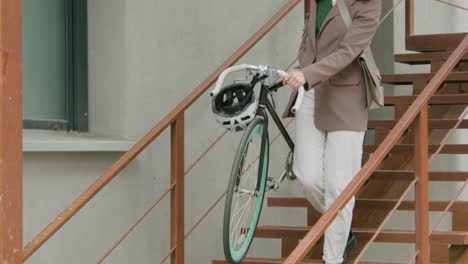 Cerca-De-Una-Mujer-Irreconocible-Con-Ropa-Formal-Que-Lleva-Su-Bicicleta-Por-Las-Escaleras