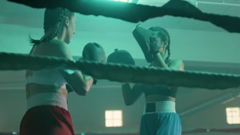 Zwei-Kaukasische-Boxerinnen-Trainieren-Gemeinsam-In-Der-Boxhalle