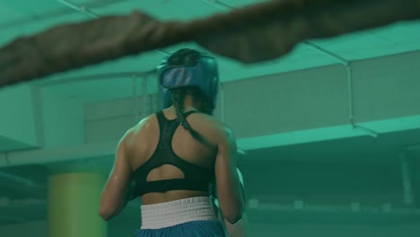 Zwei-Boxerinnen-In-Helmen-Und-Boxhandschuhen-Kämpfen-Im-Ring-Im-Fitnessstudio