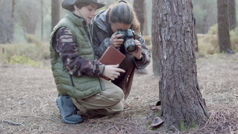 Madre-Y-Su-Curioso-Hijo-Explorando-La-Naturaleza-En-El-Bosque