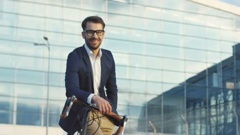 Retrato-De-Un-Hombre-Atractivo-Con-Gafas-Y-Sentado-En-Su-Bicicleta