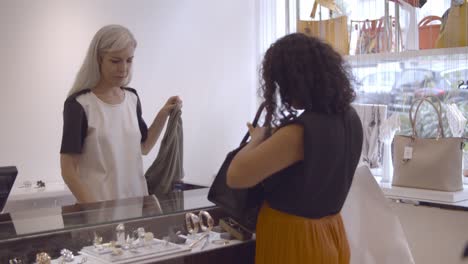 Mujer-Latina-Comprando-Tela-En-La-Tienda-De-Moda