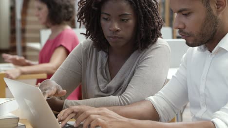 Hombre-Y-Mujer-Afroamericanos-Concentrados-Usando-Laptop
