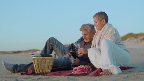 Glückliches-älteres-Kaukasisches-Paar,-Das-Ein-Picknick-Am-Strand-Hat