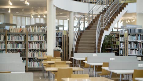 Innenraum-Der-Bibliothek-Mit-Büchern-In-Regalen-Und-Treppen