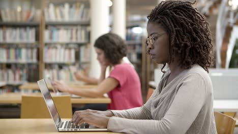 Estudiante-Afroamericano-Serio-Que-Trabaja-Con-La-Computadora-Portátil