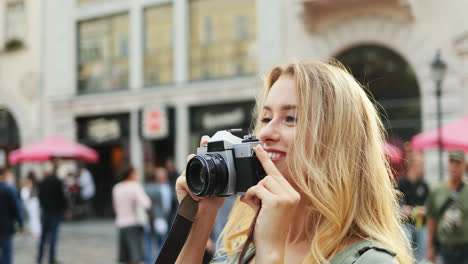Nahaufnahme-Einer-Kaukasischen-Blonden-Touristin,-Die-Fotos-Mit-Einer-Kamera-Im-Stadtzentrum-Macht