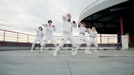 Grupo-Femenino-De-K-pop-Bailando-Y-Actuando