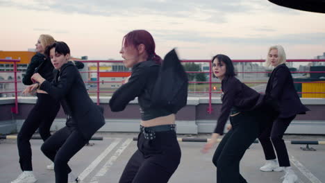 Cinco-Chicas-Vestidas-De-Negro-Bailando-En-El-Estacionamiento