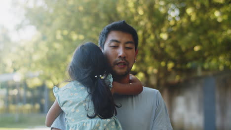 Junger-Asiatischer-Bärtiger-Mann,-Der-Sein-Kleines-Mädchen-In-Den-Armen-Trägt