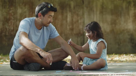 Glücklicher-Asiatischer-Vater-Und-Kleine-Tochter-Zeichnen-Mit-Kreide