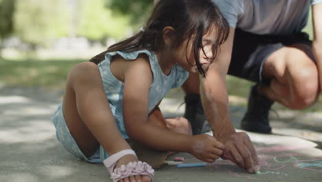Glückliches-Asiatisches-Mädchen-Und-Ihr-Vater-Zeichnen-Mit-Bunten-Kreiden