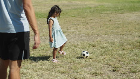 Süßes-Asiatisches-Kleines-Mädchen,-Das-Mit-Vater-Im-Park-Mit-Ball-Spielt