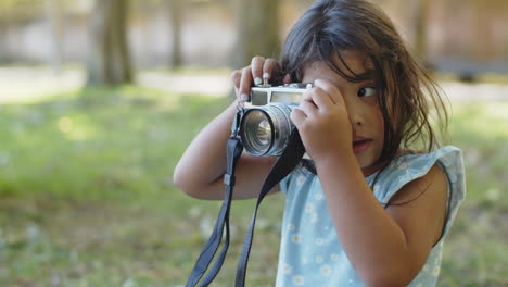 Porträt-Eines-Glücklichen-Asiatischen-Kleinen-Mädchens,-Das-Lächelt-Und-Mit-Der-Kamera-Spielt