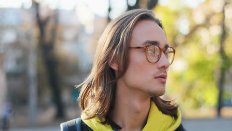 Nahaufnahme-Eines-Jungen-Hipster-kaukasischen-Mannes-Mit-Brille,-Der-Zur-Seite-Schaut