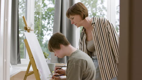 Mother-and-daughter-painting-on-canvas