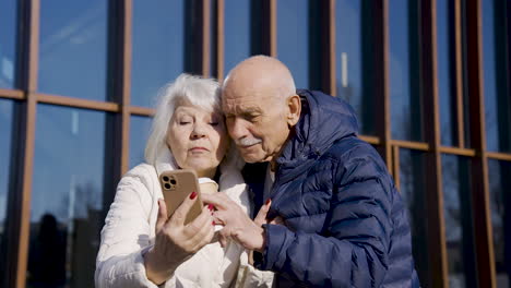 Seniorenpaar-Macht-An-Einem-Wintertag-Ein-Selfie-Mit-Smartphone-Auf-Der-Straße