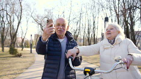 Seniorenpaar-Macht-Beim-Gehen-Ein-Selfie-Mit-Dem-Smartphone