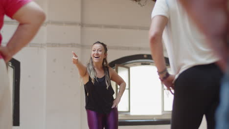 Tiro-Largo-De-Movimientos-De-Aprendizaje-De-Profesor-De-Baile-Femenino-Con-Grupo