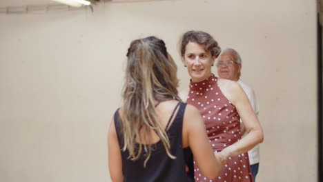 Profesor-Bailando-Con-Mujer-Asistiendo-A-Clase