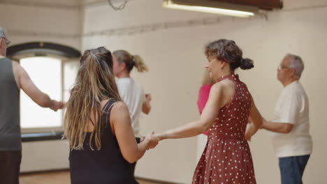 Mujer-Madura-Enfocada-Bailando-Con-Maestra-En-Estudio