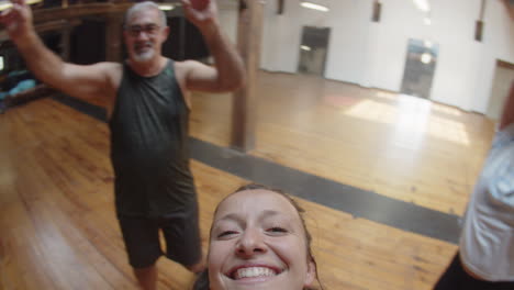 Profesor-De-Baile-Dando-Vueltas-Y-Grabando-Video-Con-Bailarines