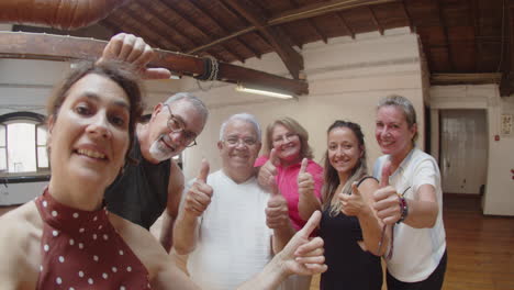 Anciana-Tomando-Fotos-Con-Amigos-Después-De-La-Clase-De-Baile-Y-Todos-Dan-El-Pulgar-Hacia-Arriba