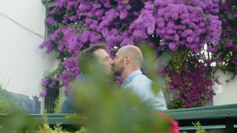Cámara-Lenta-De-Hombres-Homosexuales-Besándose-En-Un-Banco-En-El-Parque-De-Verano