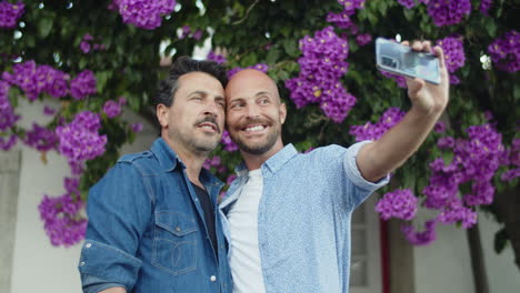 Feliz-Pareja-Gay-Haciendo-Selfie-Por-Teléfono-En-El-Parque