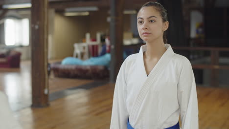 Plano-Medio-De-Luchadoras-Inclinándose-Antes-Del-Entrenamiento-De-Karate