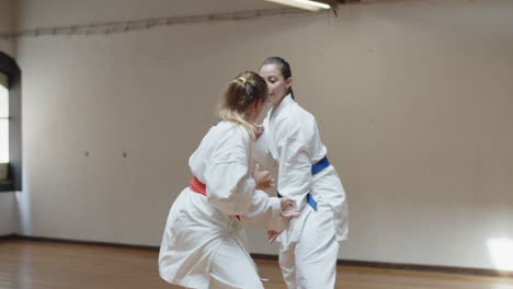 Posibilidad-Remota-De-Chicas-Enfocadas-Practicando-Movimientos-De-Karate-En-El-Gimnasio