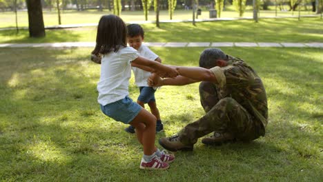 Padre-Militar-Feliz-Jugando-Y-Divirtiéndose-Con-Sus-Hijos