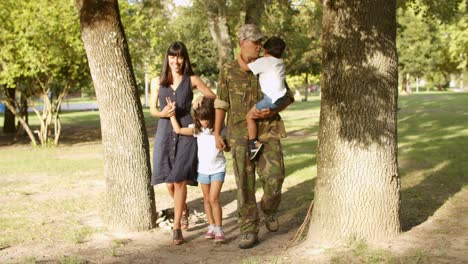 Militar-Pasando-El-Día-Del-Parque-Con-La-Familia