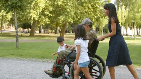Militar-Jubilado-Discapacitado-Caminando-Con-Su-Familia-En-El-Parque