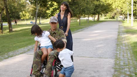 Ex-Soldado-Discapacitado-Caminando-Con-Hijos-Y-Esposa