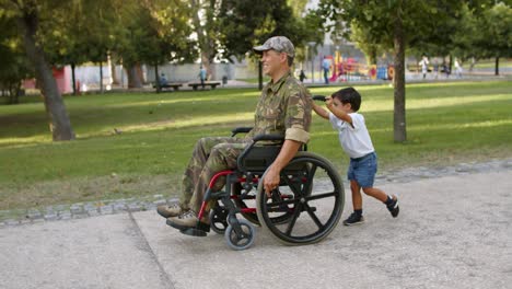 Süßer-Junge,-Der-Mit-Behindertem-Militärvater-Herumfährt