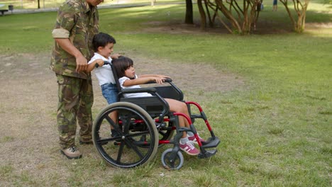 Padre-Militar-Caminando-Con-Hijo-E-Hija-Discapacitada