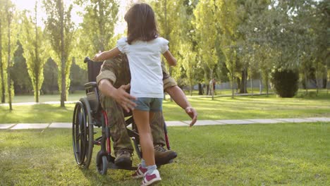 Los-Niños-Y-Su-Madre-Corren-Hacia-El-Padre-Militar-Jubilado-Discapacitado