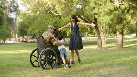 Niños-Felices-Y-Su-Madre-Corriendo-Hacia-Un-Padre-Militar-Discapacitado
