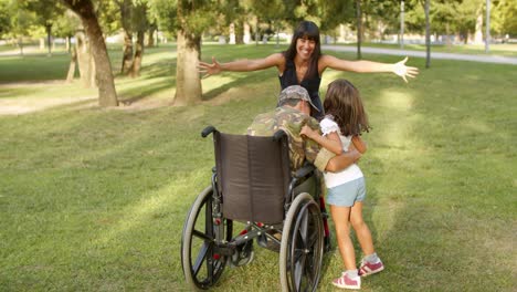 Aufgeregte-Kinder-Mit-Mutter,-Die-Zu-Einem-Behinderten-Militärvater-Im-Ruhestand-Rennen